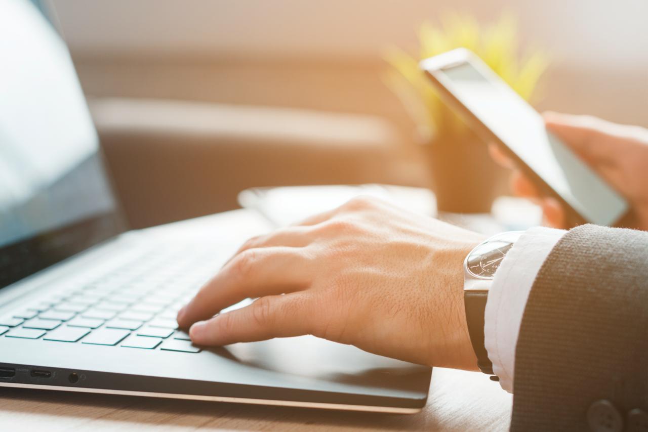 Joven trabajando computadora portatil manos hombre computadora portatil persona negocios lugar trabajo